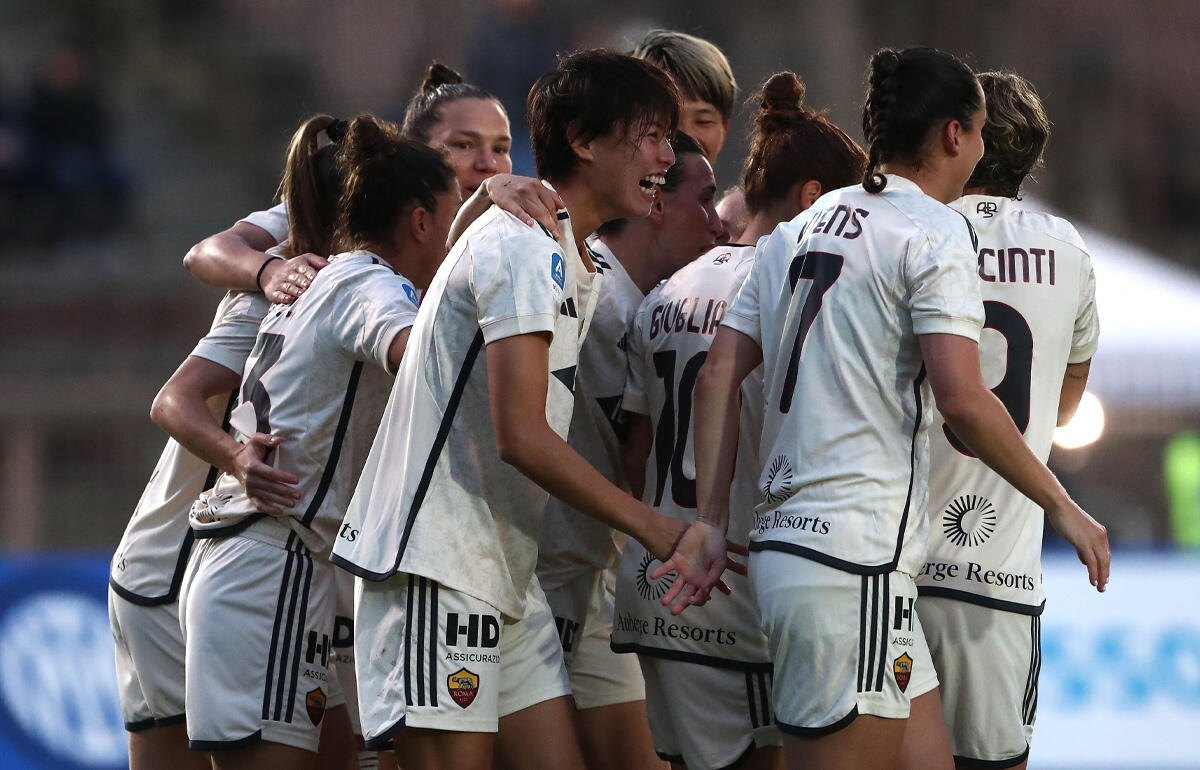 先制点を挙げ、祝福を受けるローマの熊谷紗希