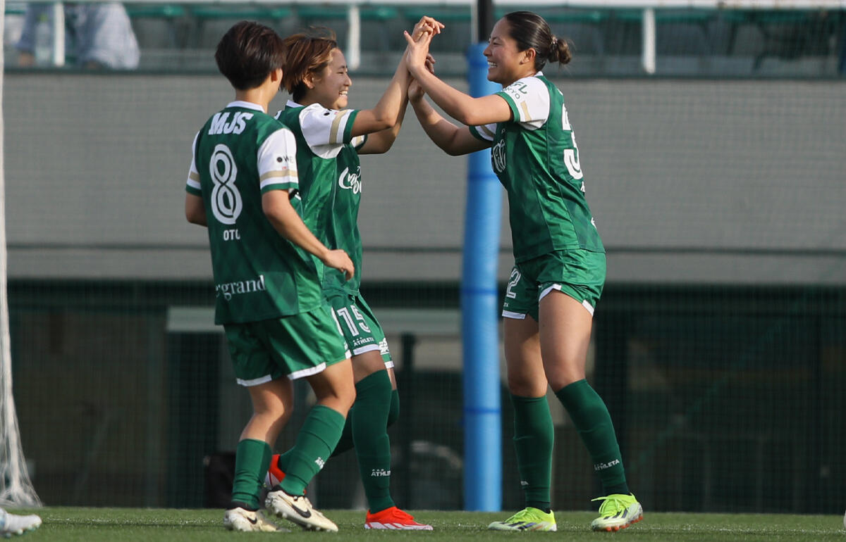 2試合連続ゴールを決め、土方麻椰(左)と喜ぶ東京NBの鈴木陽(右)