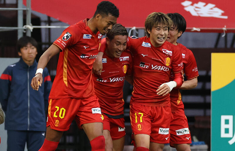 逆転弾に歓喜する山中亮輔