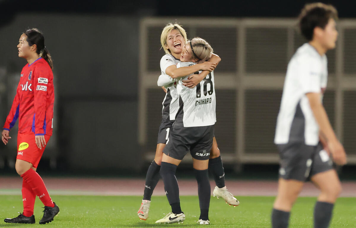 先制ゴールを決めた新潟Lの川澄奈穂美と石田千尋が歓喜の抱擁
