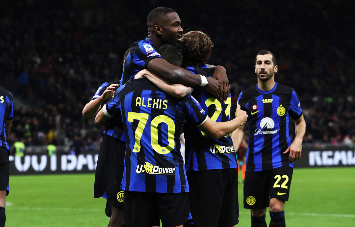 チームで繋いだ見事なゴールを喜ぶインテルの選手たち