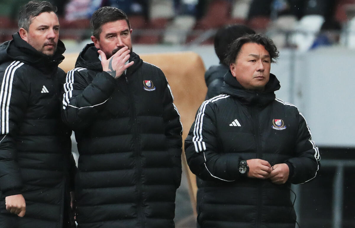 横浜FMの松崎裕通訳(右)