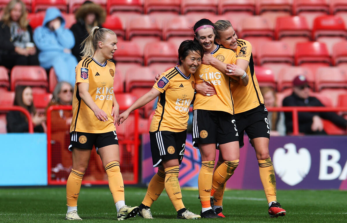 逆転ゴールのティアニーから感謝の抱擁を受ける籾木結花