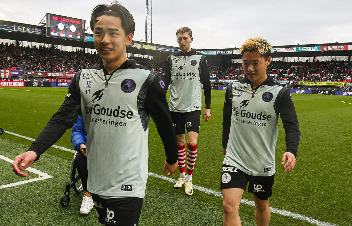 スパルタ・ロッテルダムの斉藤光毅(左)と三戸舜介(右)