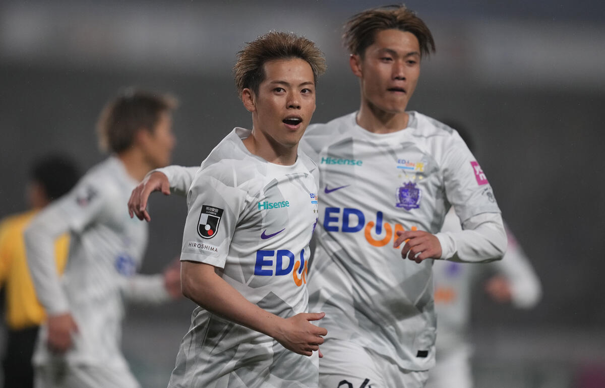 追加点となるPKで今季初ゴールを挙げた広島の満田誠