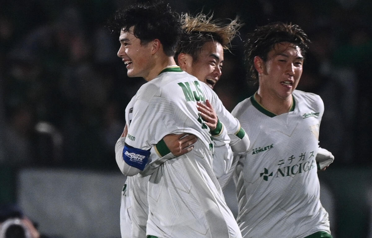 谷口栄斗と抱擁をかわす山見大登(中央)