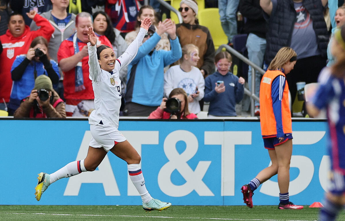 2023年のShebelieves Cupなでしこ戦でゴールを決めたマロリー・スワンソン
