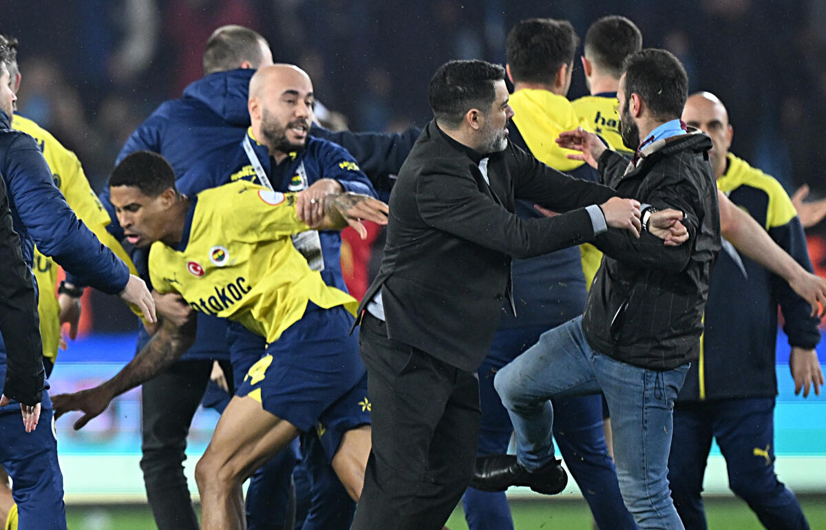 試合後のピッチに乱入し乱闘騒ぎに…