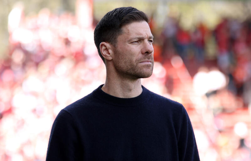 レバークーゼンを率いるシャビ・アロンソ監督。