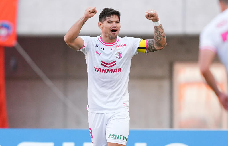 決勝弾のレオ・セアラ。