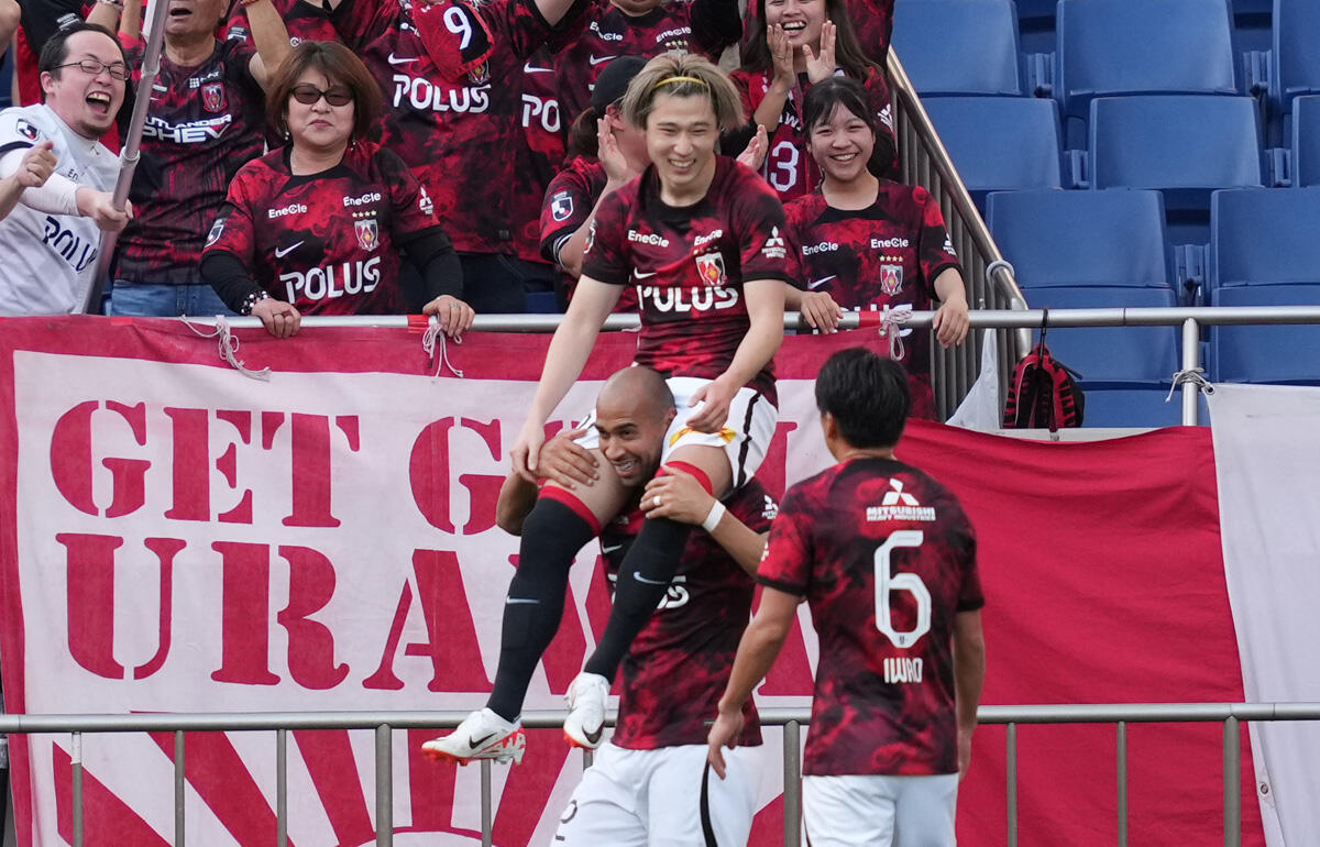 追加点を挙げた松尾佑介を先制点のチアゴ・サンタナが肩車で祝福