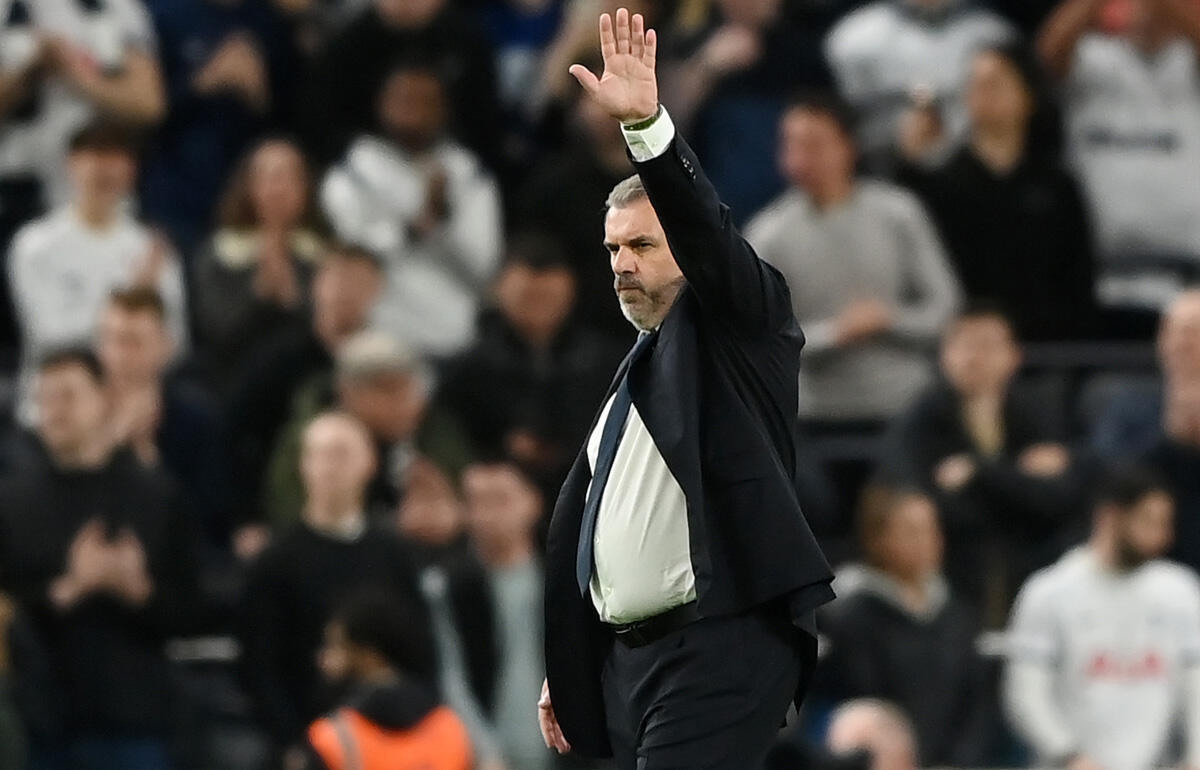 勝利を喜ぶポステコグルー監督