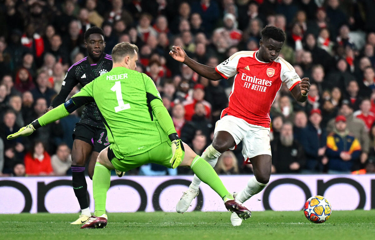 後半ATにボックス内で接触するノイアーとサカ