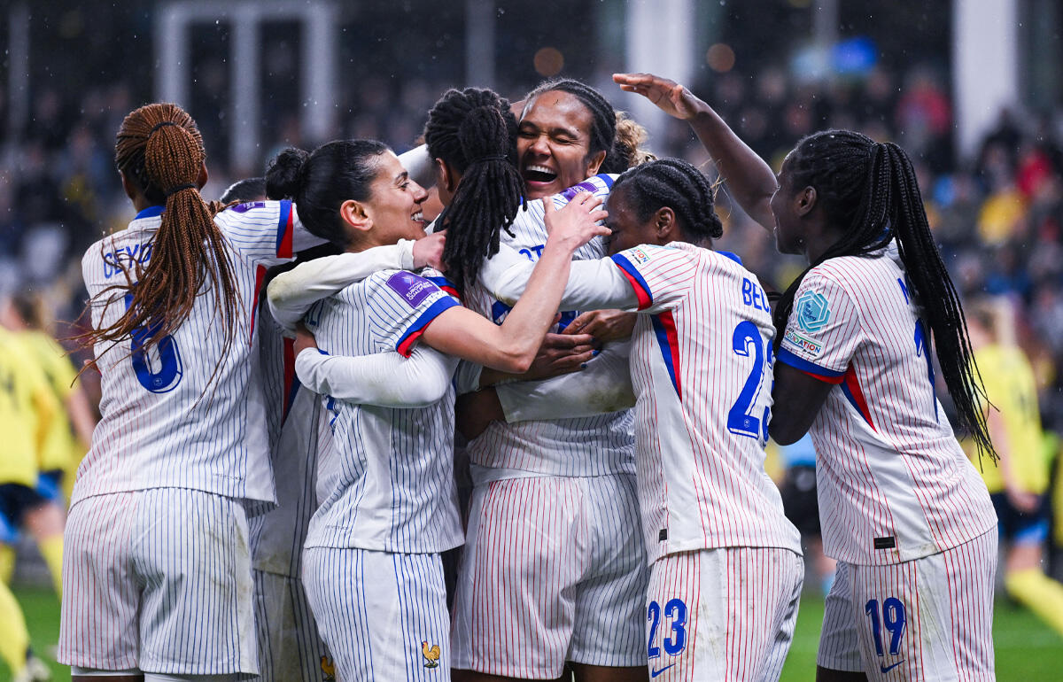 ワンディ・ルナールのゴールを祝福するフランス女子代表