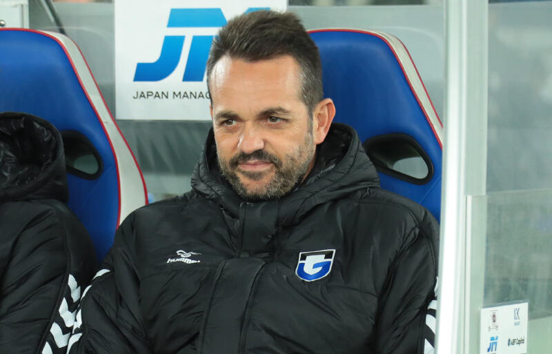 ベンチからピッチを眺めるダニエル・ポヤトス監督。