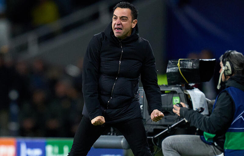 勝利への満足感を示すチャビ・エルナンデス監督