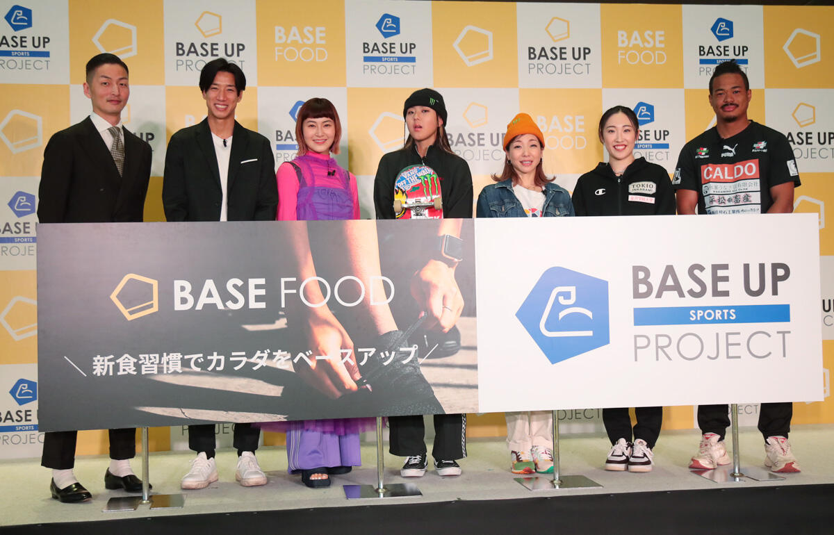 大津祐樹さん(左から2人目)ら発表会に参加