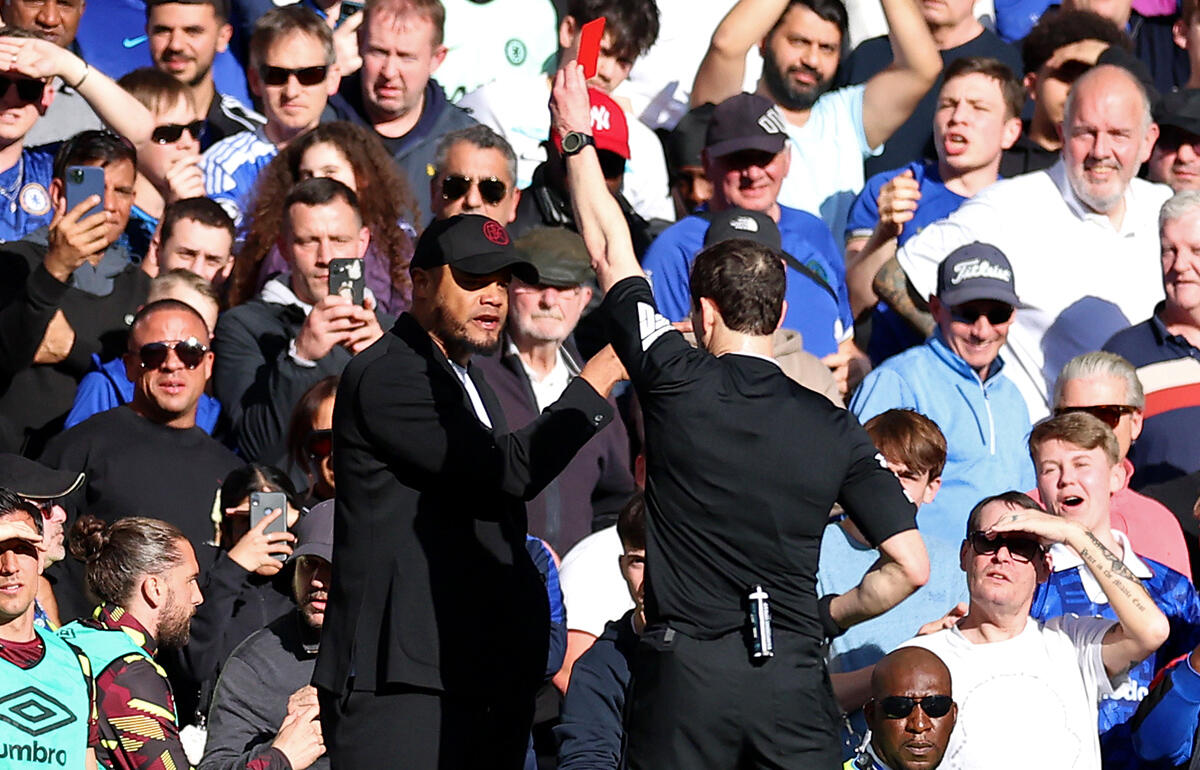 チェルシー戦でレッドカードをもらったコンパニ監督