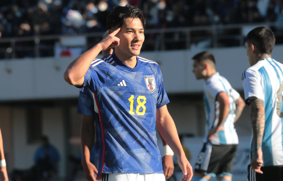 ブレーメンでプレーする佐藤恵允