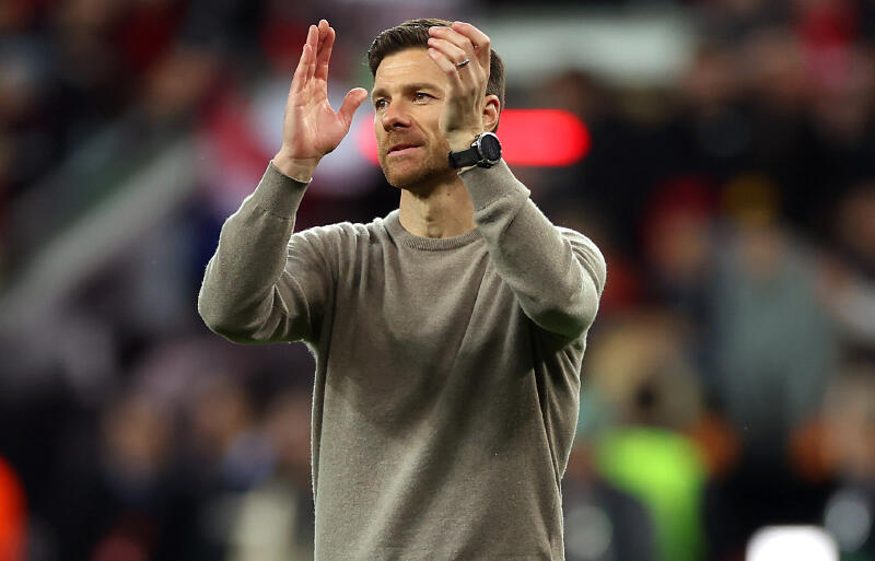 レバークーゼンを率いるシャビ・アロンソ監督。