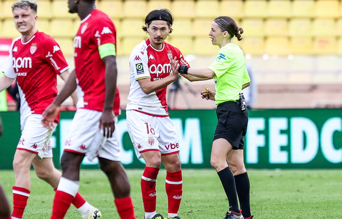 南野拓実と顔面にボールが当たったフラパール主審