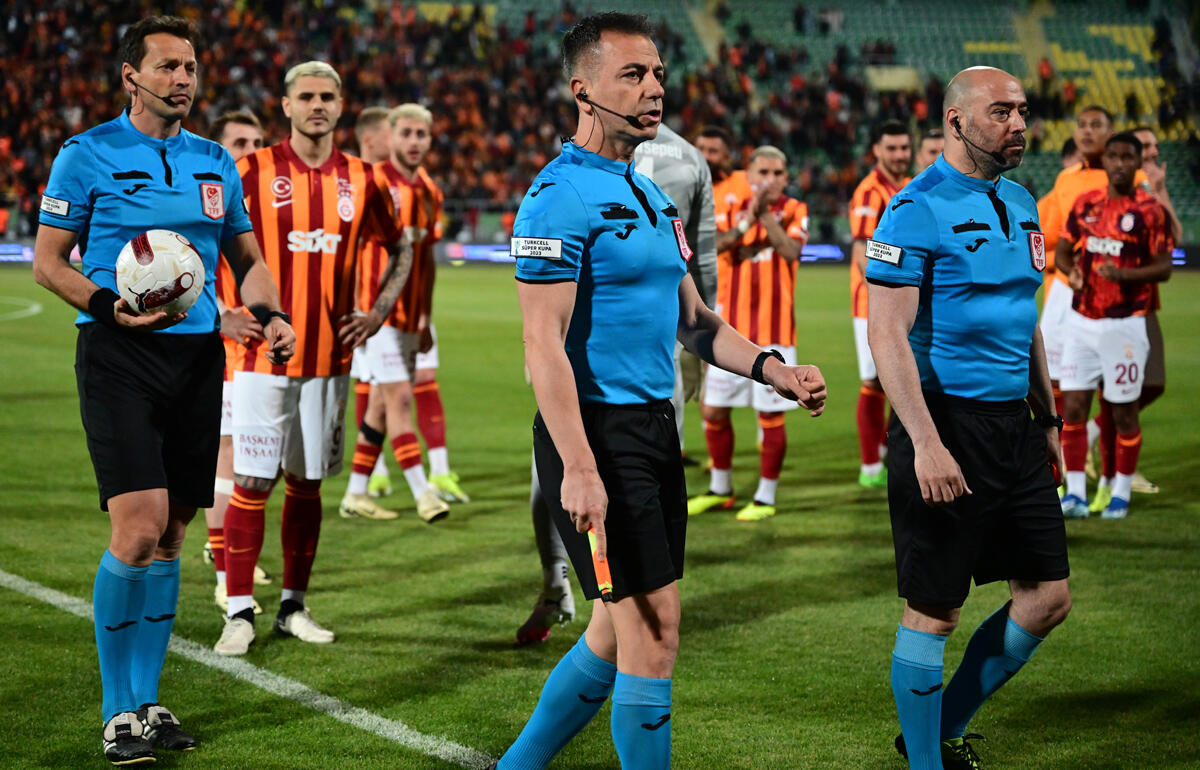 スーパーカップ開始1分で没収試合となり困惑する審判団たち