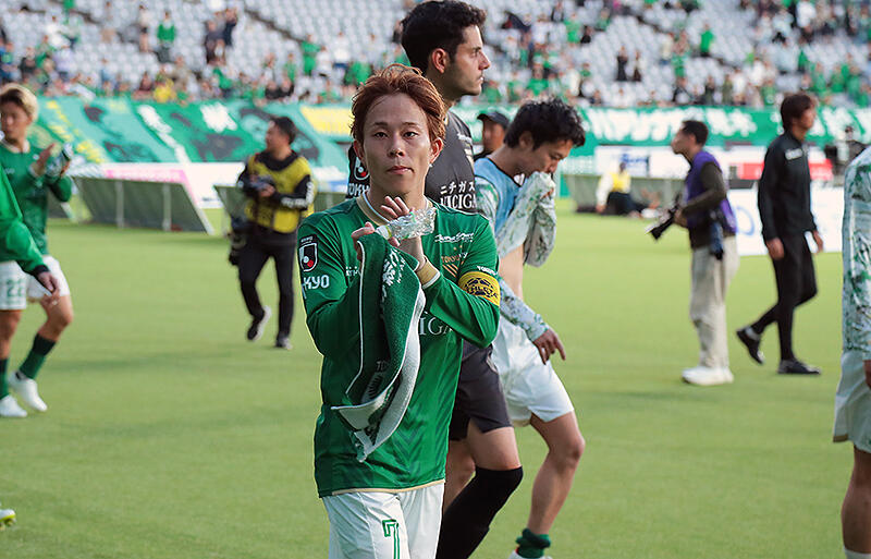 悔しさを抱えながらサポーターに挨拶する森田晃樹