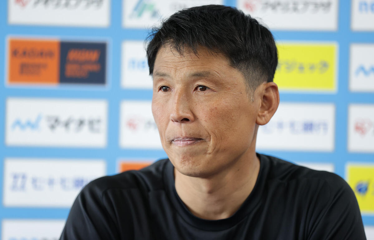 試合後の会見に臨むマイナビ仙台レディースの須永純新監督