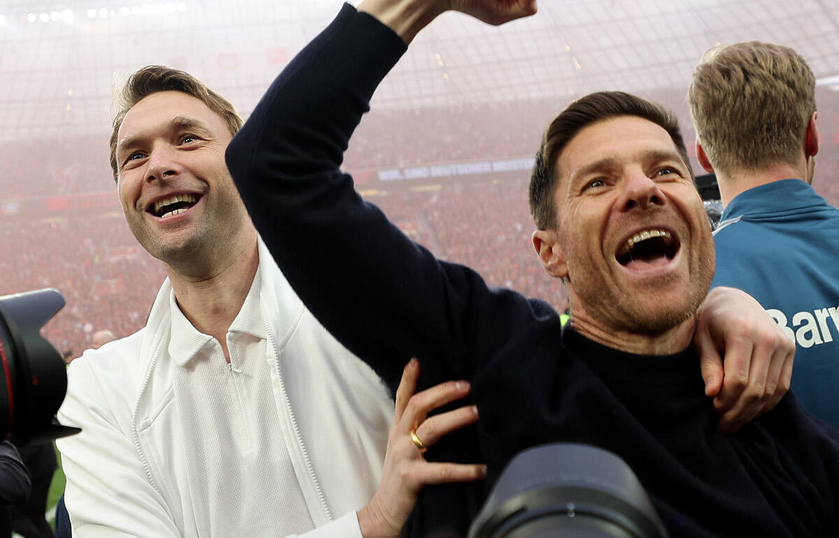 シャビ・アロンソ監督(右)と共に喜んだシモン・ロルフェスMD