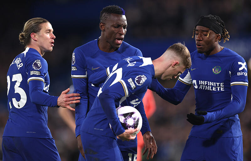 PKキッカーを巡り、口論するチェルシーの選手たち