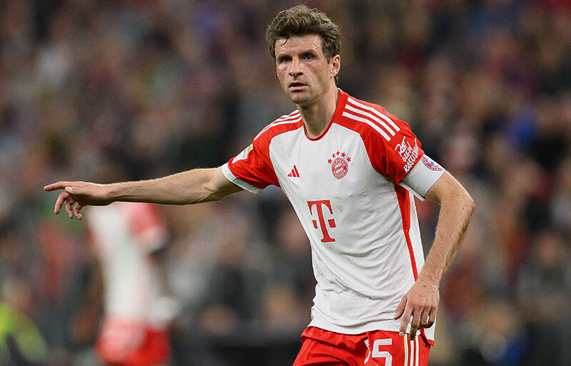 FWトーマス・ミュラーは優勝のレバークーゼンを祝福