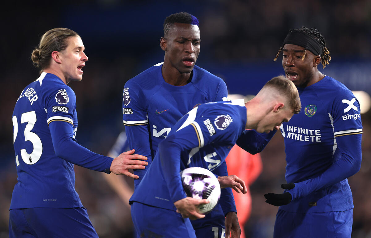 4-0の中でPKキッカーを巡り揉めるチェルシーの選手たち