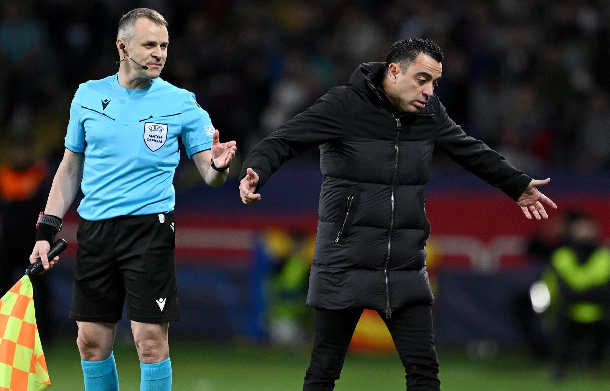 退席処分を受けたチャビ監督