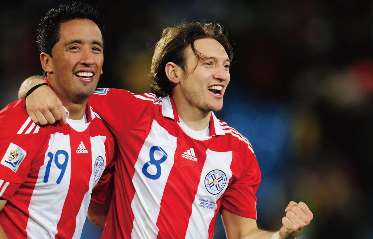 2010年W杯の日本戦でPKを沈めたエドガル・バレート(右)