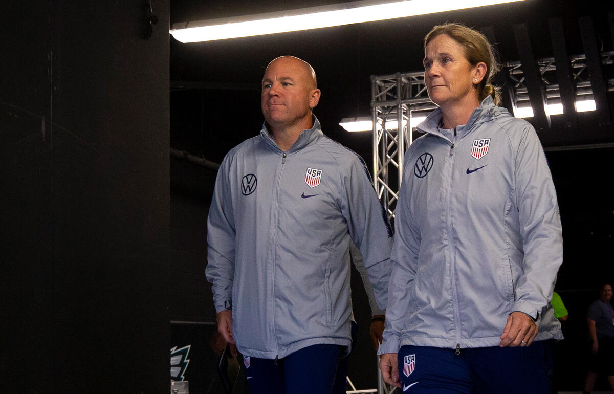 2019年女子W杯でアメリカのコーチを務めたグレアム・アベル氏、右はジル・エリス監督