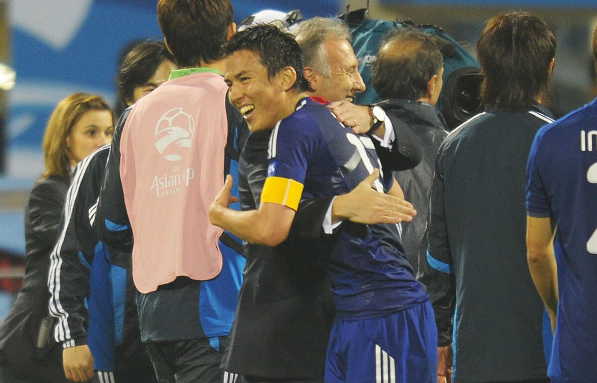 アジアカップを制し抱き合うザッケローニ元監督と長谷部誠