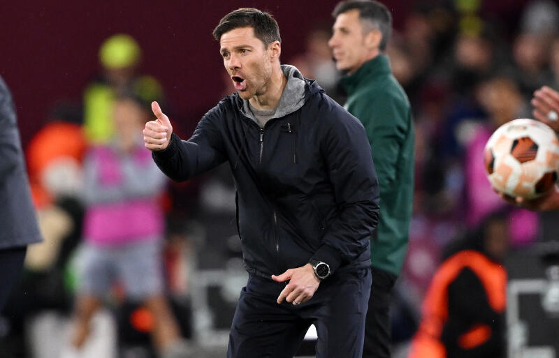 レバークーゼンを率いるシャビ・アロンソ監督。