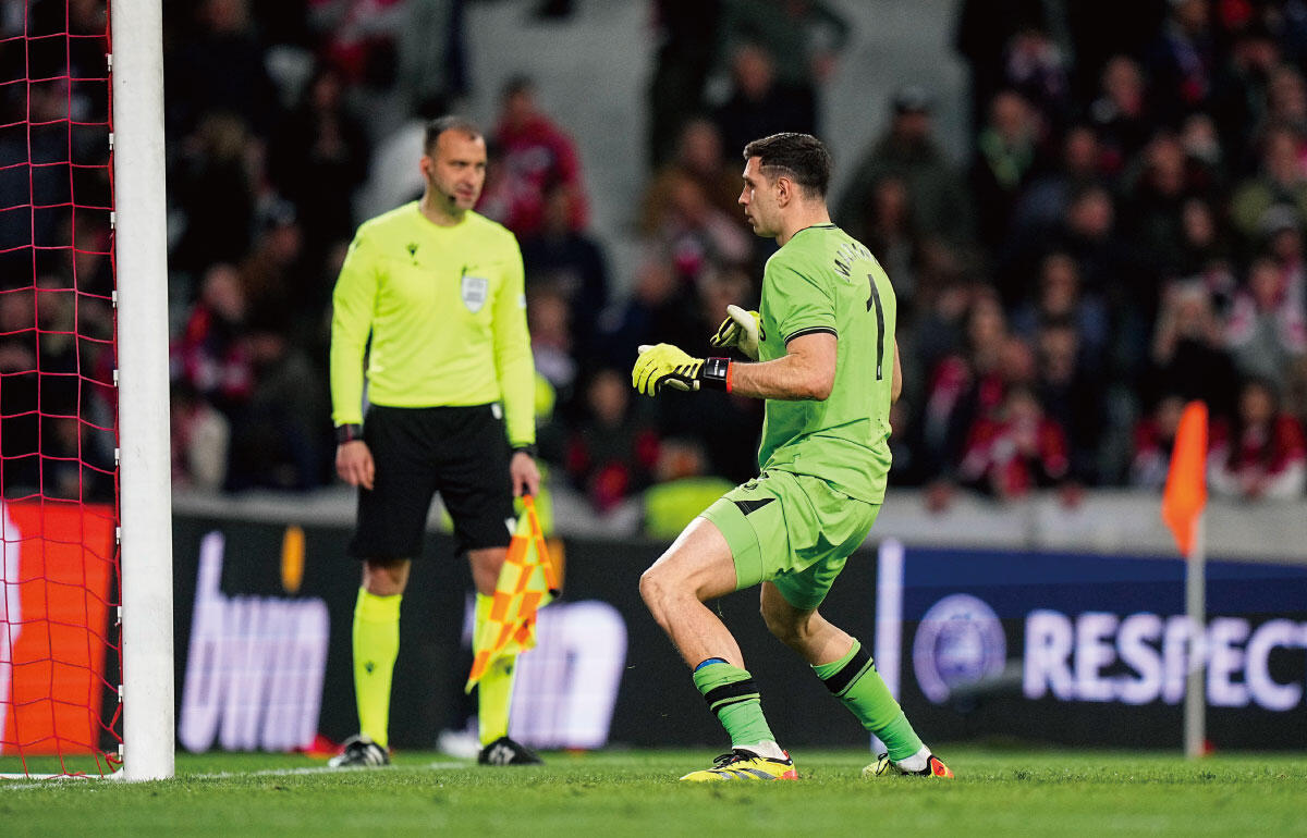 フランスに乗り込み、PK戦で相手サポに向かってダンス(18日)