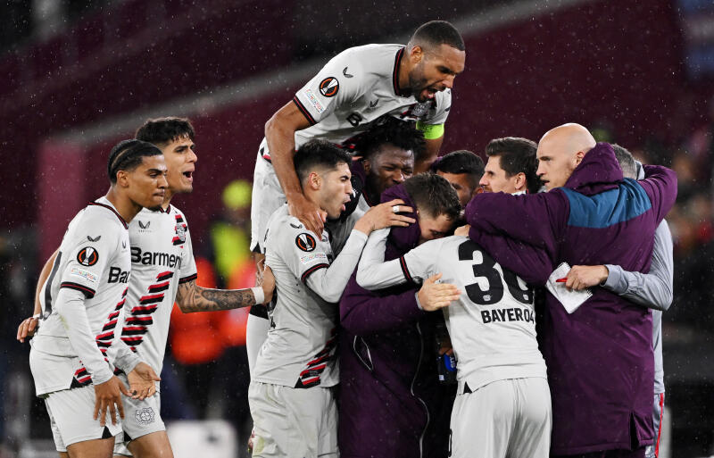 ウェストハム戦で輪を作るレバークーゼンの選手たち。