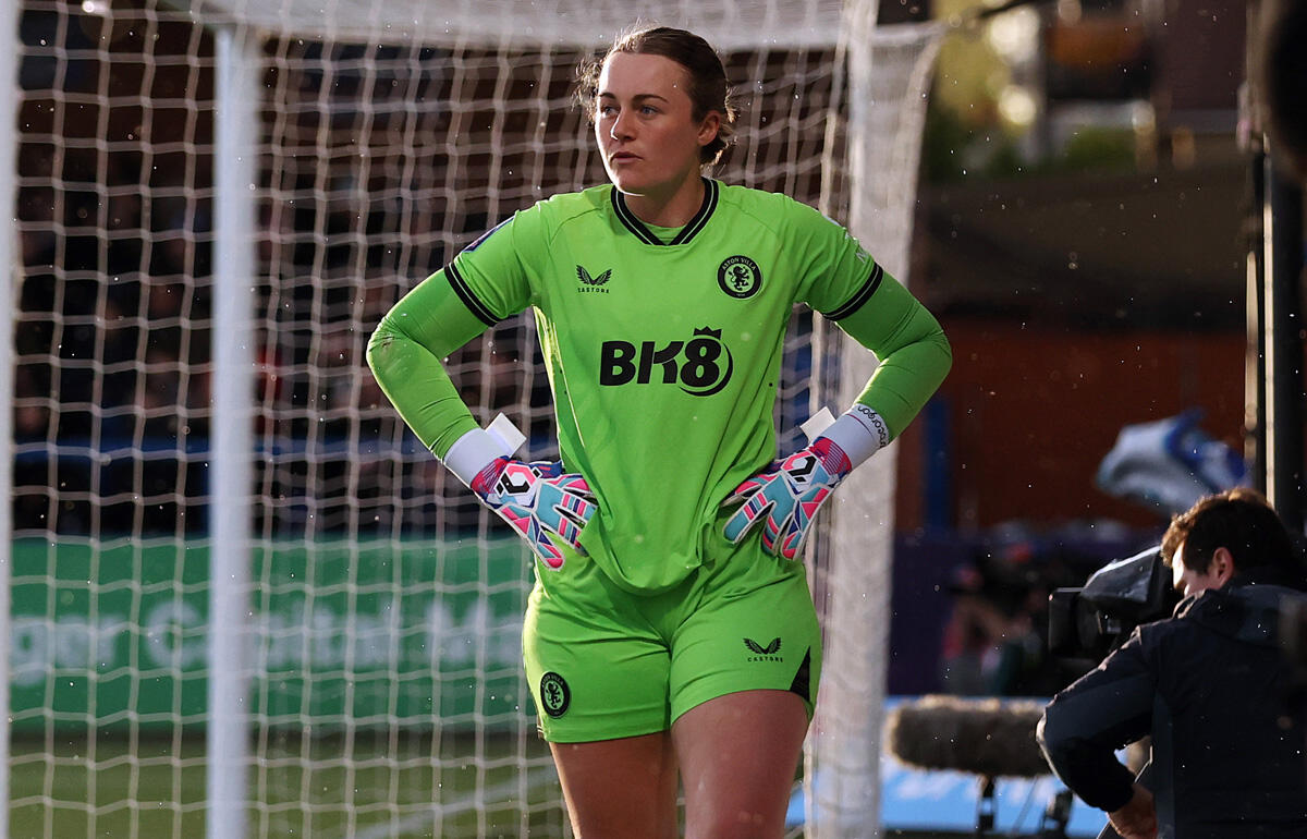 試合開始4分で処分を受けたアストン・ビラのGKアナ・リート