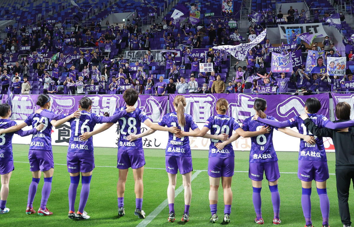 スタンドに集まったサポーターと勝利を分かち合うS広島Rの選手たち