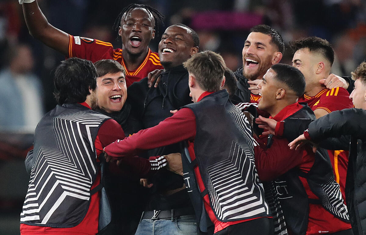 倒れたエンディカと勝利を喜びあった