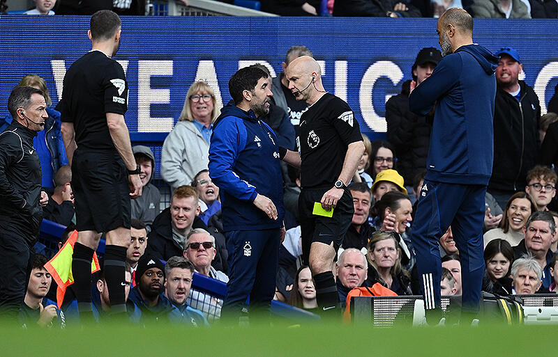 エバートン戦で判定への不満を示すフォレスト陣営