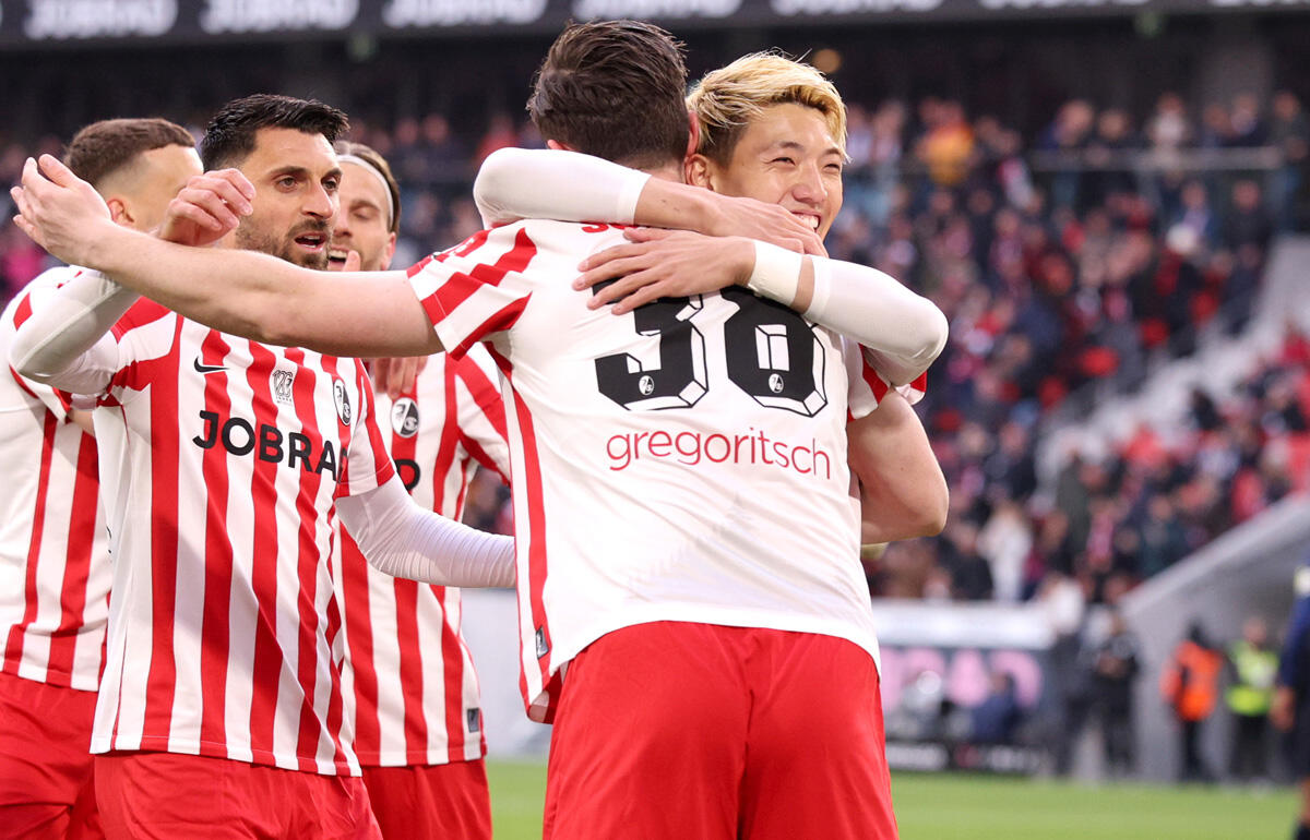 堂安律とゴールを喜ぶグレゴリッチュ