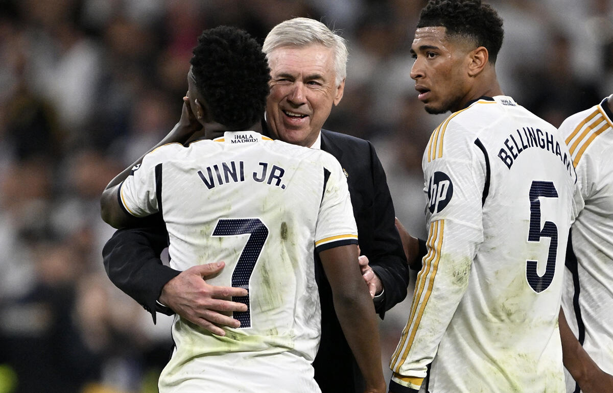 勝利を分かち合うアンチェロッティ監督とヴィニシウス