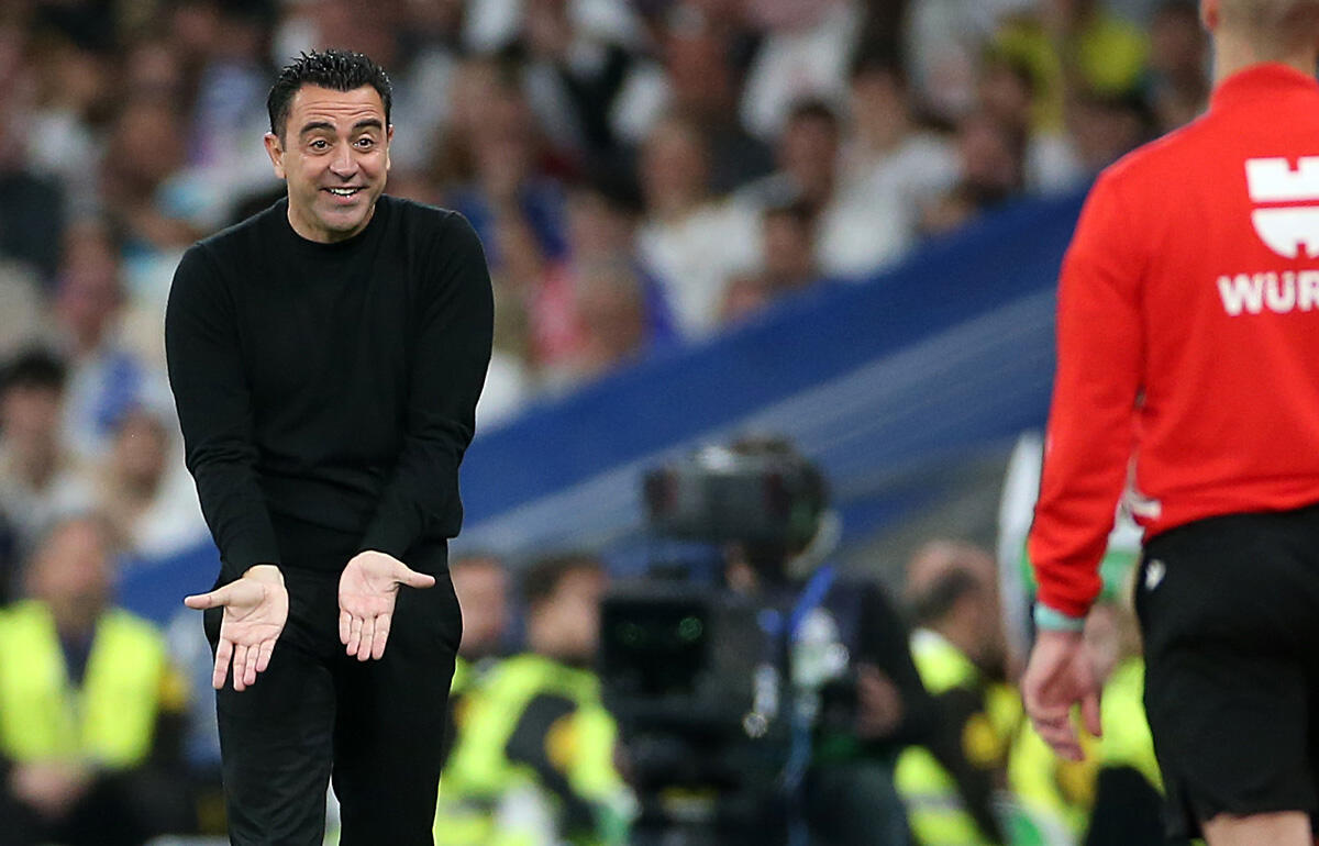 結果に不満を見せるチャビ監督