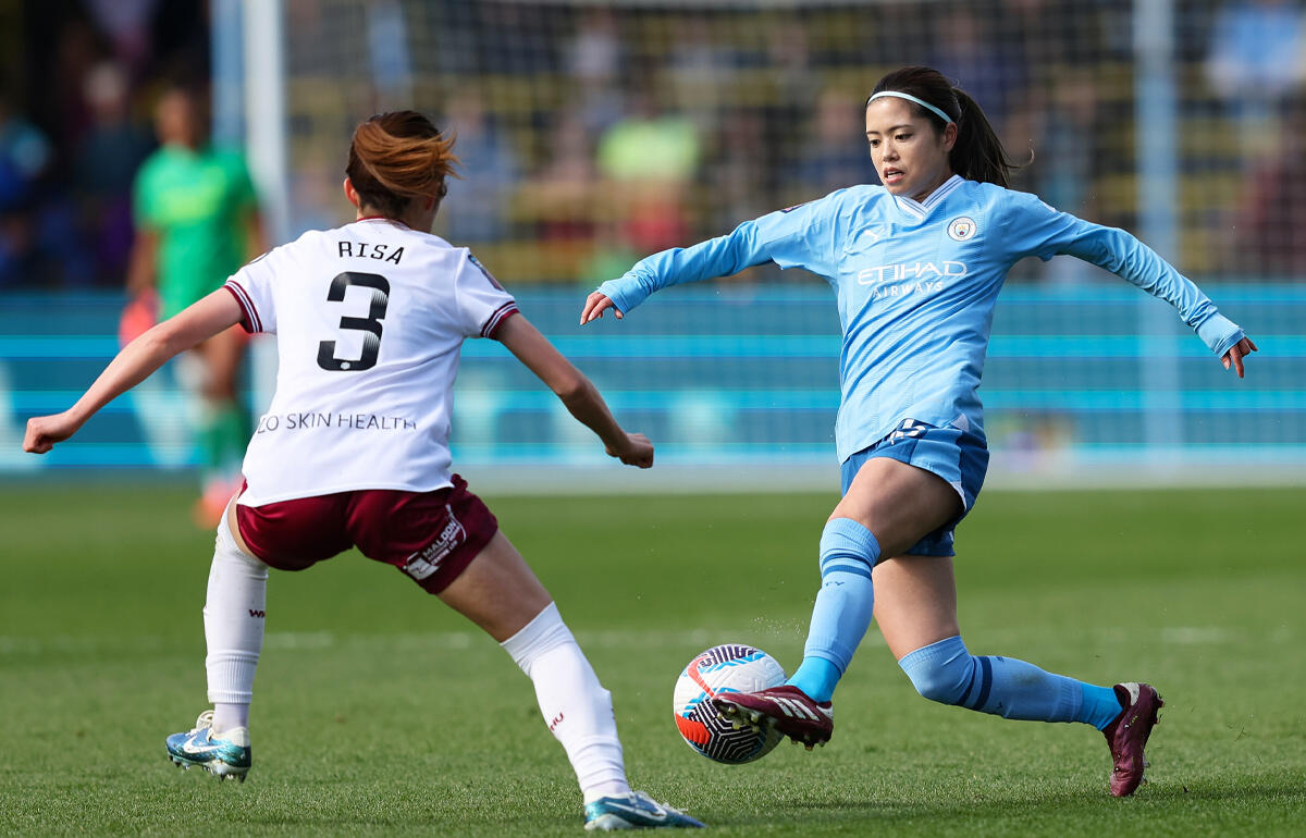 元ベレーザ同士のマッチアップ、シティ長谷川唯(右)とウェストハム清水梨紗(左)