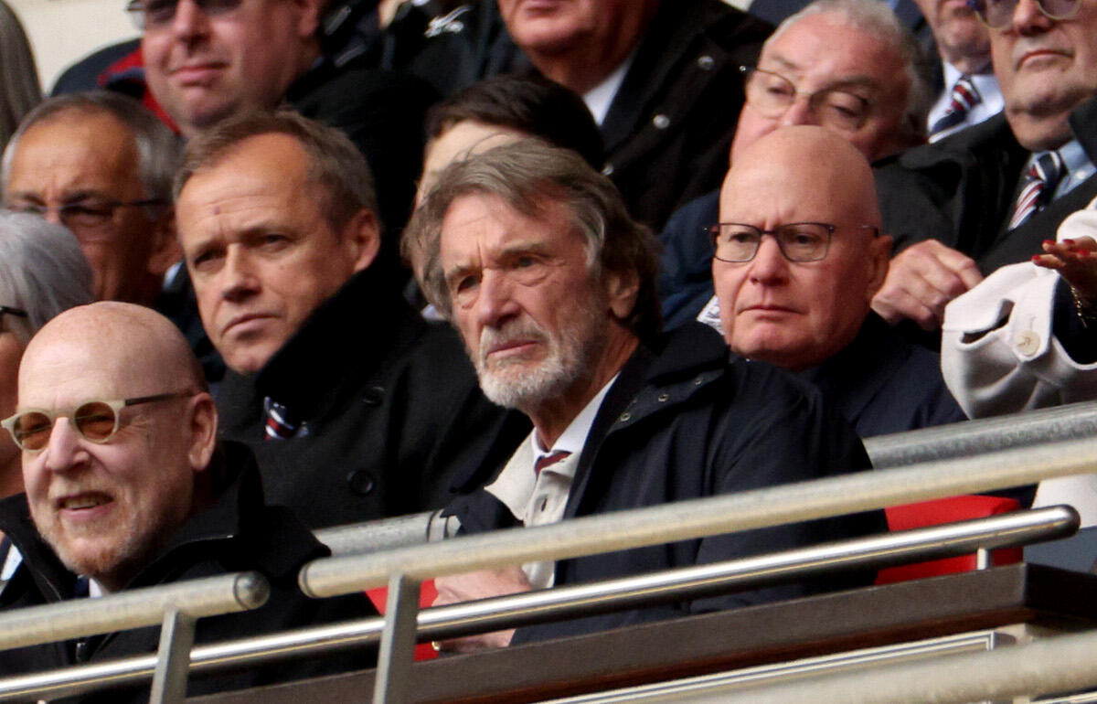 変化には時間がかかると述べたラトクリフ氏(中央)