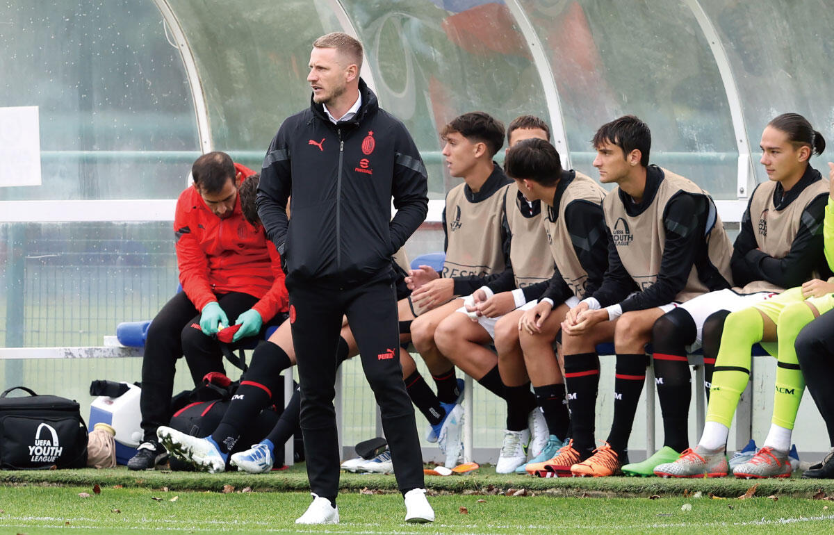 ミランU-19のイグナツィオ・アバーテ監督(手前)