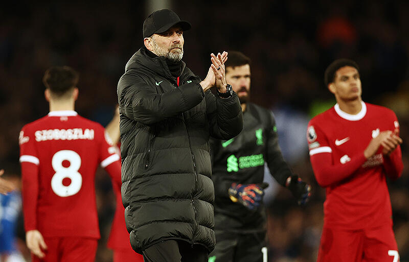 ダービー敗戦後サポーターに挨拶するクロップ監督